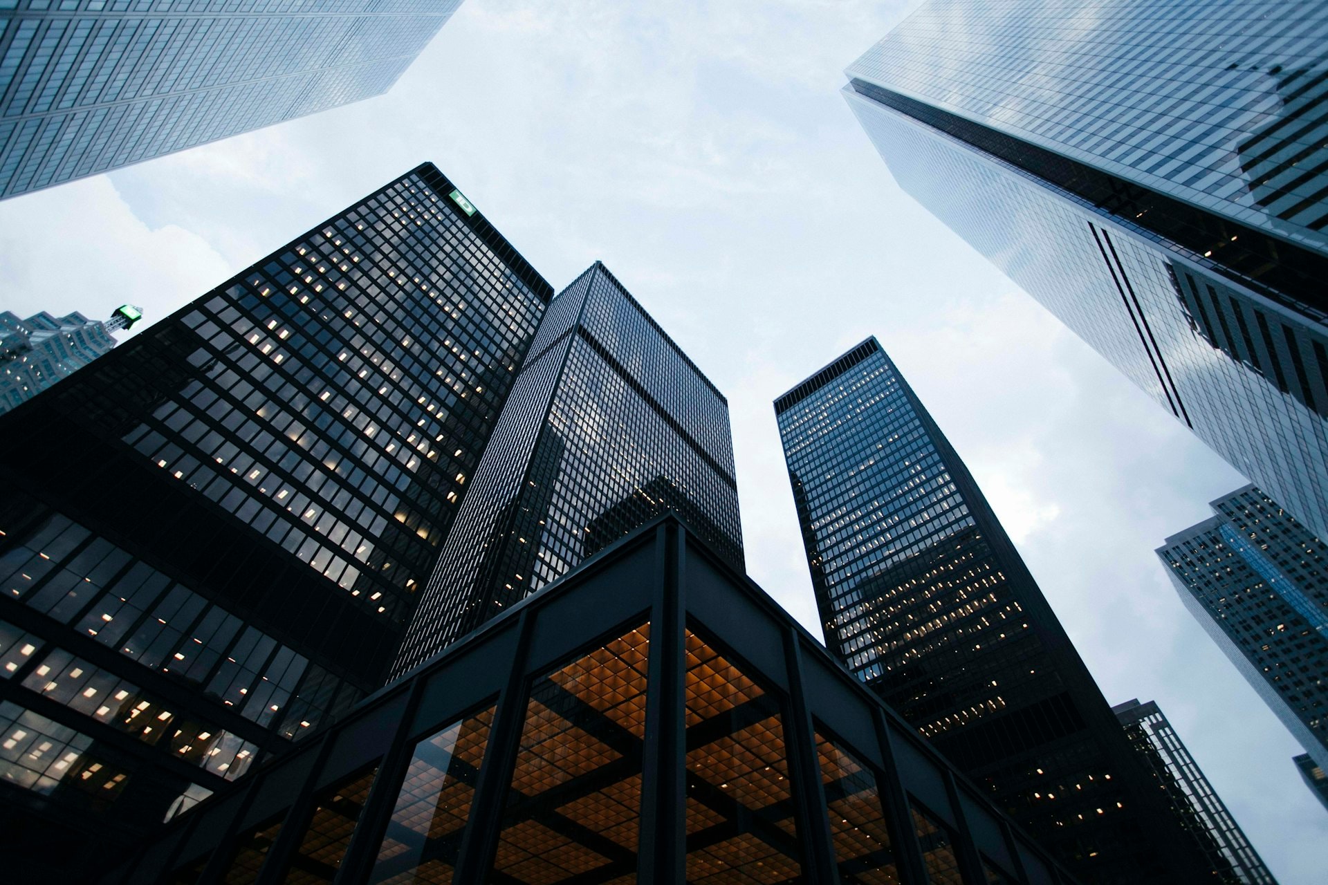 Edificios corporativos con cielo despejado
